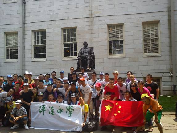 A estátua de John Harvard, local de peregrinação de estudantes de todo o mundo, na famosa universidade em Boston, capital de Massachusetts, nos Estados Unidos